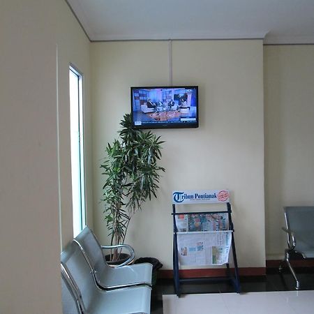 Green Leaf Inn Pontianak Extérieur photo